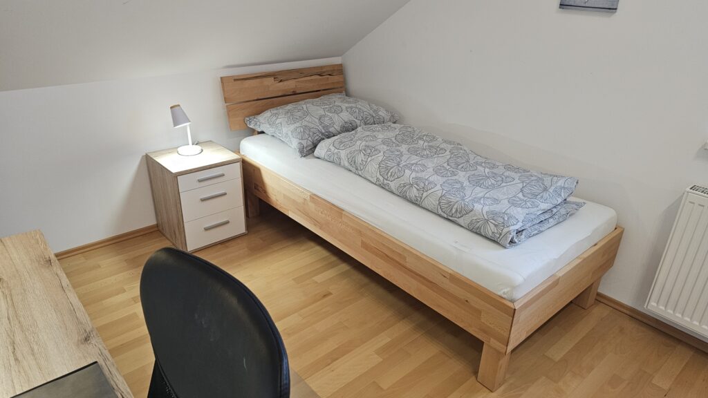 OG Arbeitsplatz mit Einzelbett