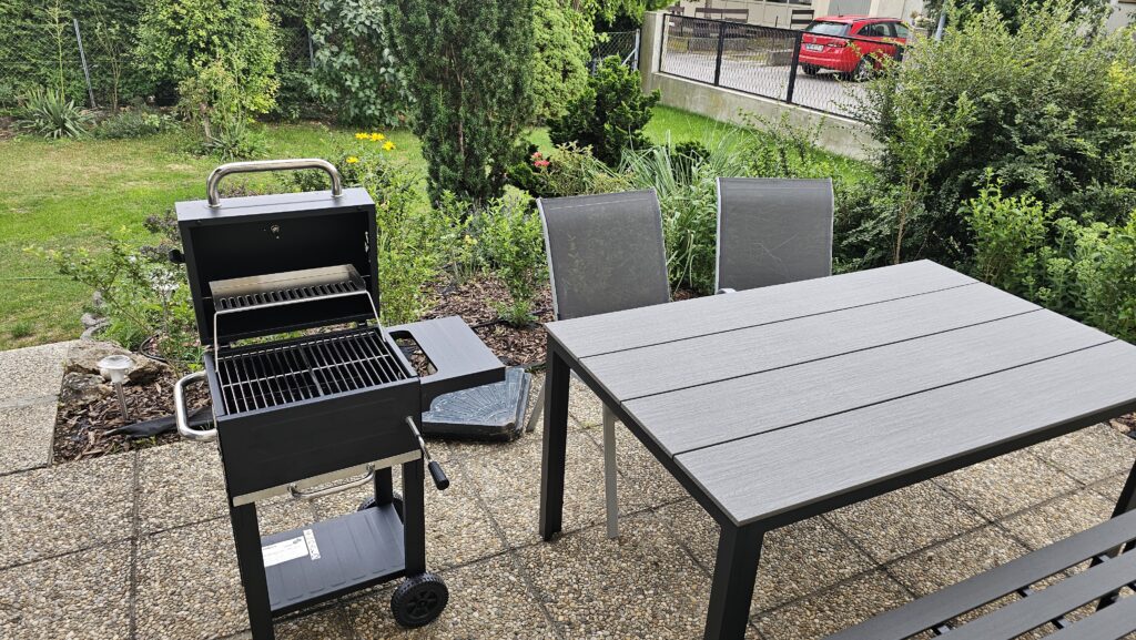 Terrasse im Grünen mit Grill