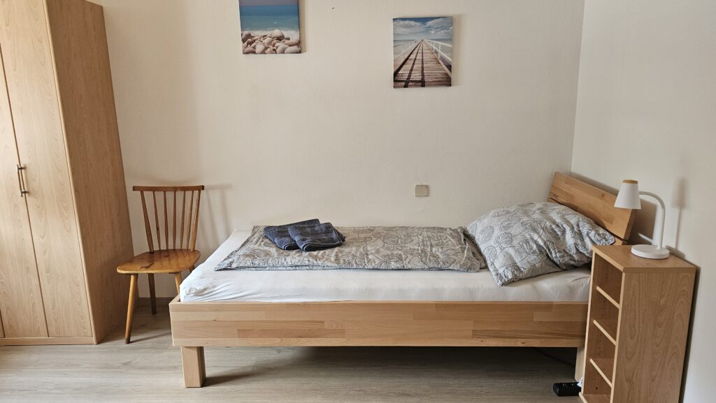 OG Arbeitsplatz mit Einzelbett