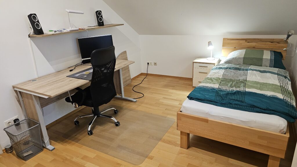 OG Arbeitsplatz mit Einzelbett