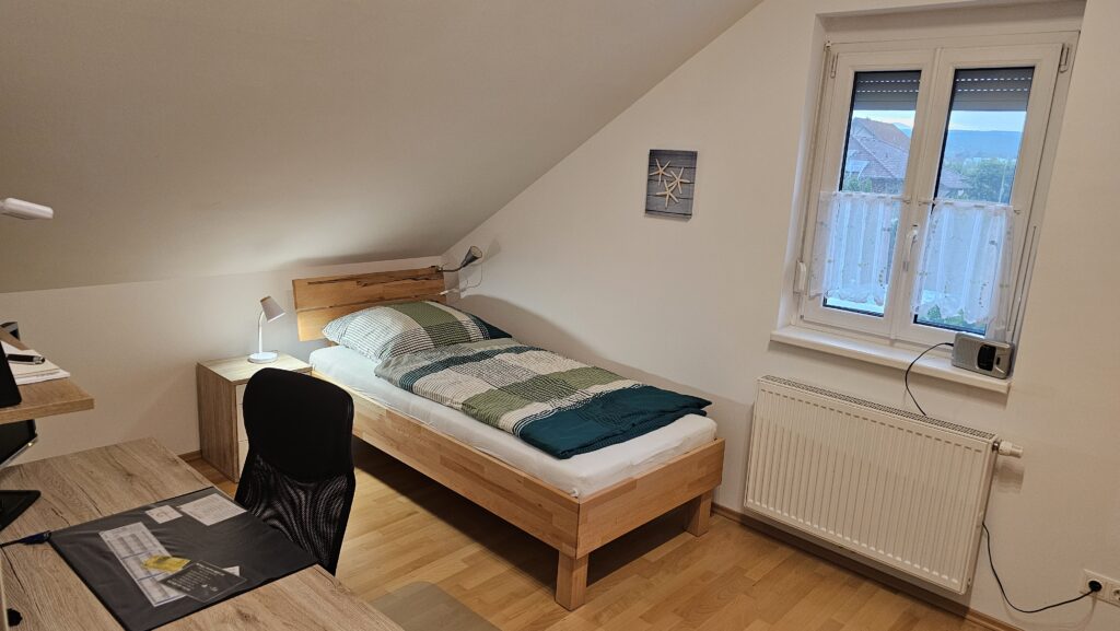 OG Arbeitsplatz mit Einzelbett